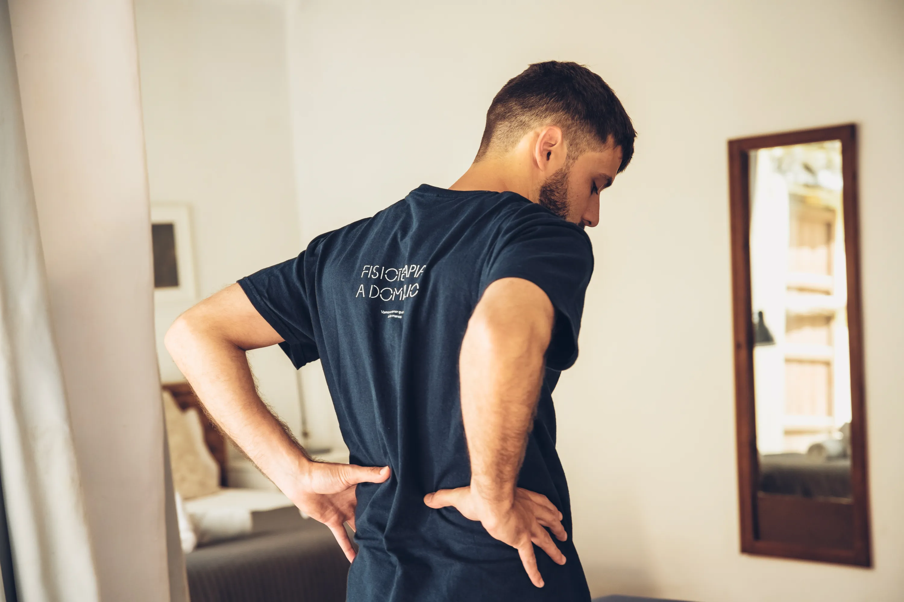 Fisioterapeuta enseñando a realizar un ejercicio de movilidad lumbar.